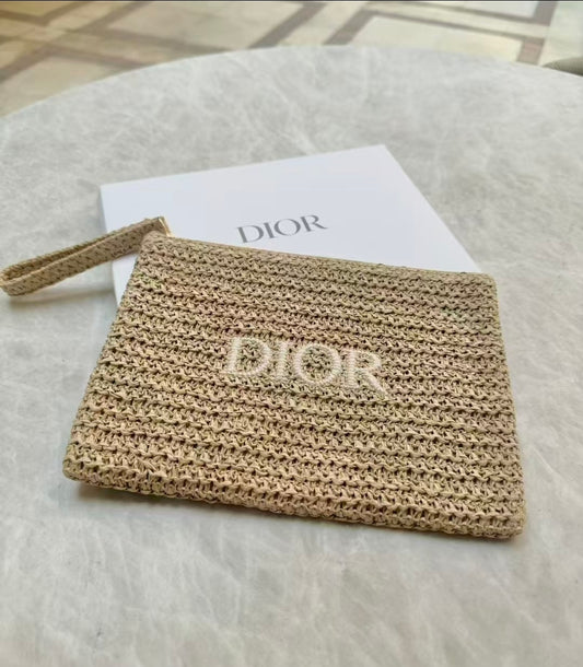 Pochette in Rafia Dior con cerniera esterna e logo.