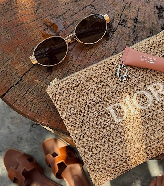 Pochette in Rafia Dior con cerniera esterna e logo.